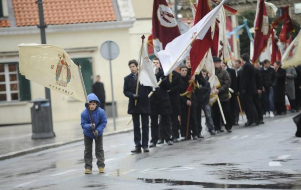 FOTOGALERIJA od Budnice do procesije: Kiša potjerala građane s Feste