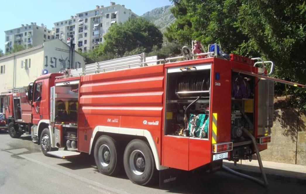 Požar u Mokošici, interveniralo pet vatrogasnih vozila (FOTO)