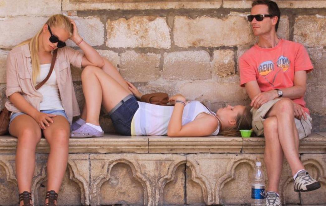Sunčani Dubrovnik vrvi turistima, traži se svaki milimetar hlada za odmor (FOTOGALERIJA)