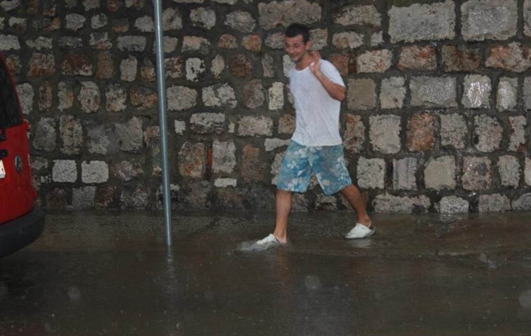   Dubrovčane iznenadila kiša i grmljavina, na ulicama rijeke (FOTOGALERIJA)
