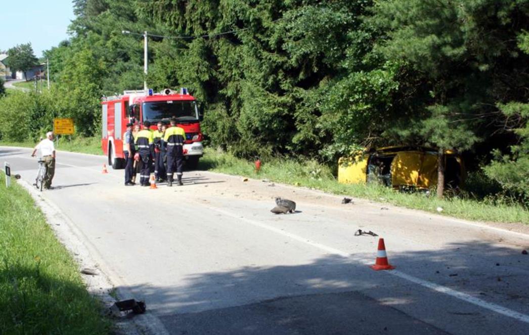 FOTO: U Generalskom Stolu vozač poginuo, suvozač teško ozlijeđen