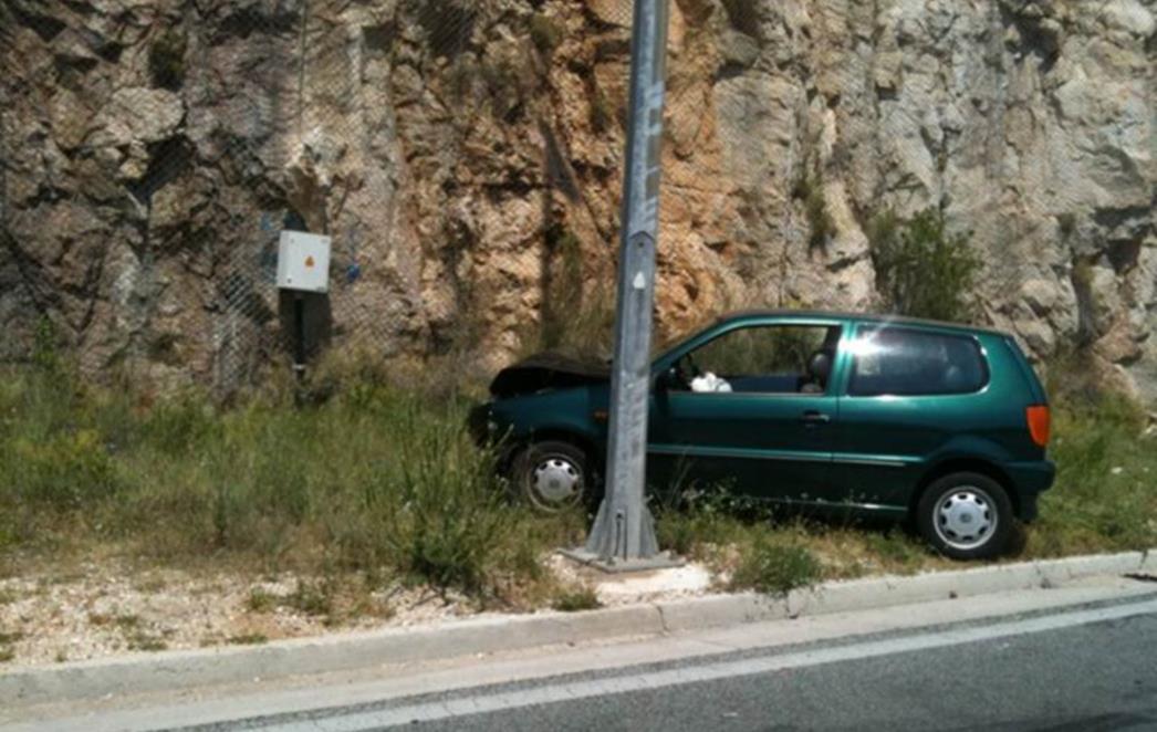 Sudar dva vozila kod skretanja za Mokošicu, vozačica zatražila liječničku pomoć (FOTO)