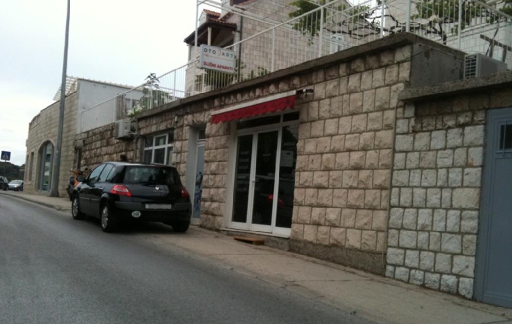VOZAČKI BEZOBRAZLUK: A zašto ne na pločnik? (FOTO)