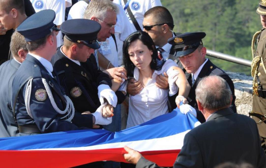 Kćeri poginulog branitelja pozlilo na Kninskoj tvrđavi, u pomoć priskočili Ostojić i Mrsić (FOTO)