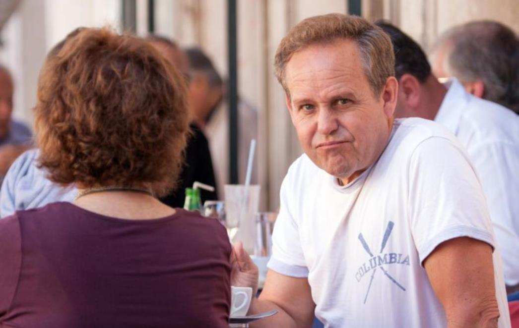 Peter MacNicol sa suprugom 'uhvaćen' na jutarnjoj kavi na Stradunu  (FOTO)