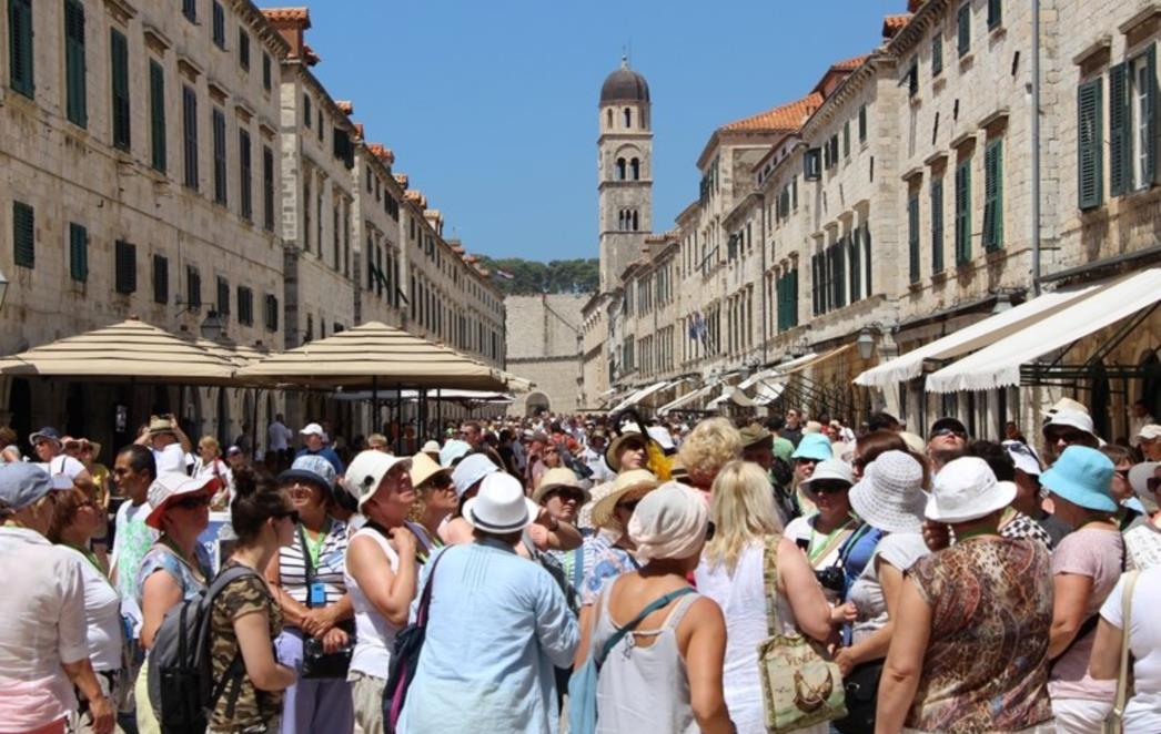 NAJAPSURDNIJA PITANJA O HRVATIMA 'Ne spavaju li ljudi ovdje na žitu?'