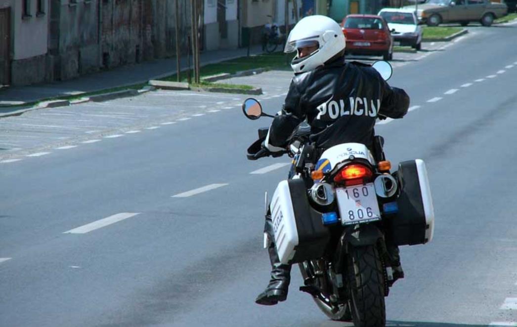 DVIJE PROMETNE NESREĆE JUČER: U Brsečinama sletjeli u provaliju, u Lozici pao s motora!
