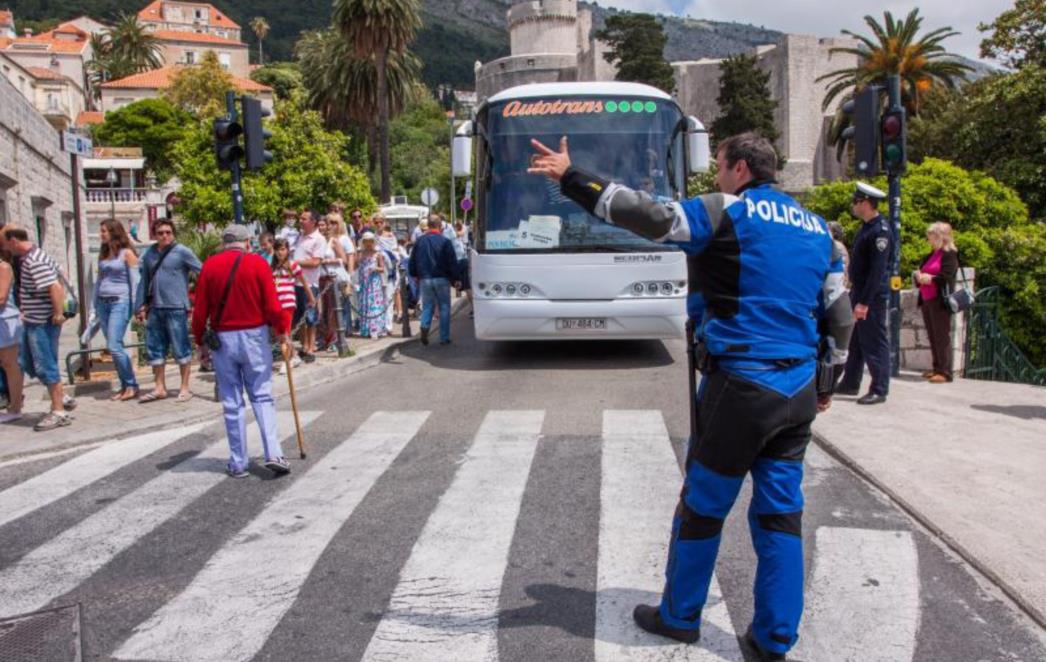 Kaos u Dubrovniku zbog 11 tisuća putnika s kruzera, policija bez rješenja (FOTO)