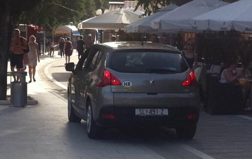 VOŽNJA PO ŠETNICI: Dok komunalci operiraju Lopudom, stranci operiraju Uvalom Lapad (FOTO)