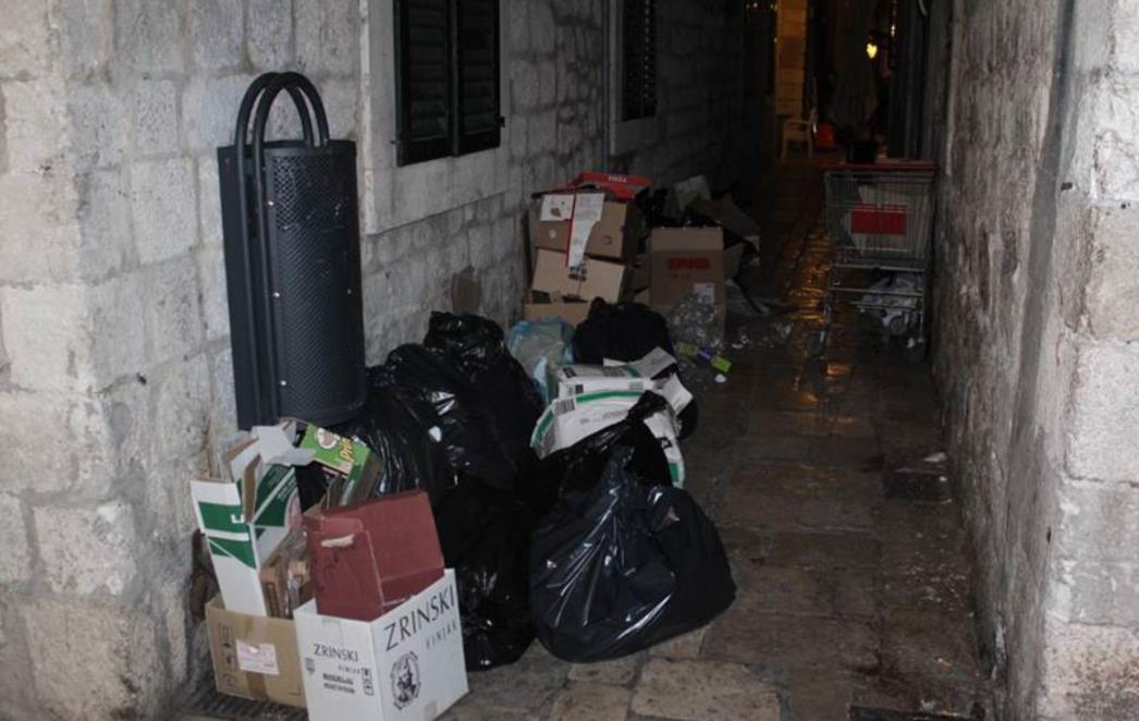 STRADUN SINOĆ: Osrednja zabava u kafićima, smeće u svakoj ulici (FOTO)