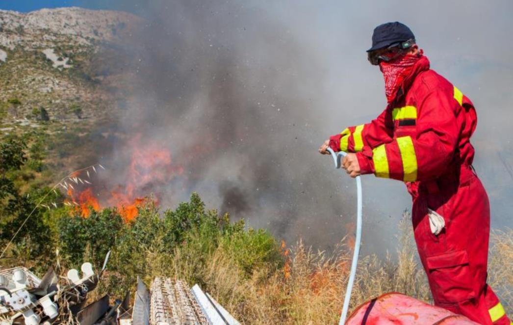 Pogledajte kako su hrabri vatrogasci i građani obranili kuće u Mokošici!
