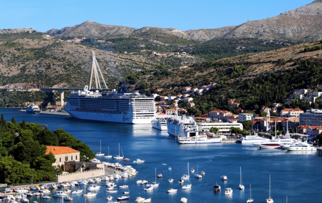 Građane uznemirila smeđa mrlja na moru oko kruzera