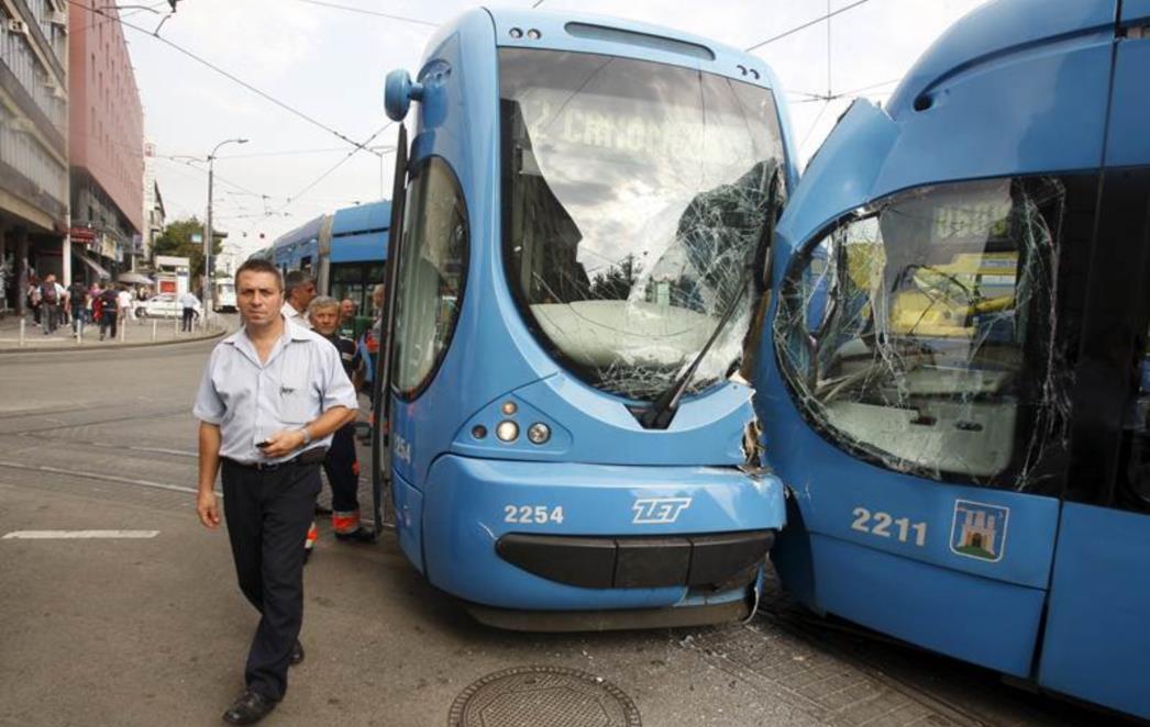 FOTO Zagreb: Snažni frontalni sudar tramvaje izbacio iz tračnica