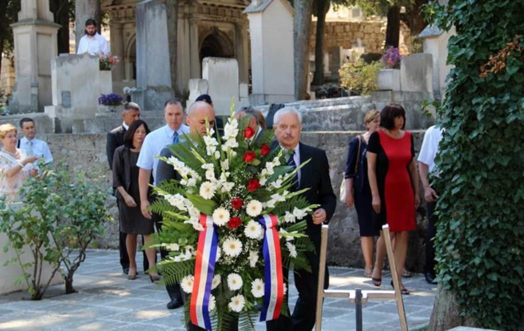Položeni vijenci kod Spomen-križa na Boninovu (FOTO)