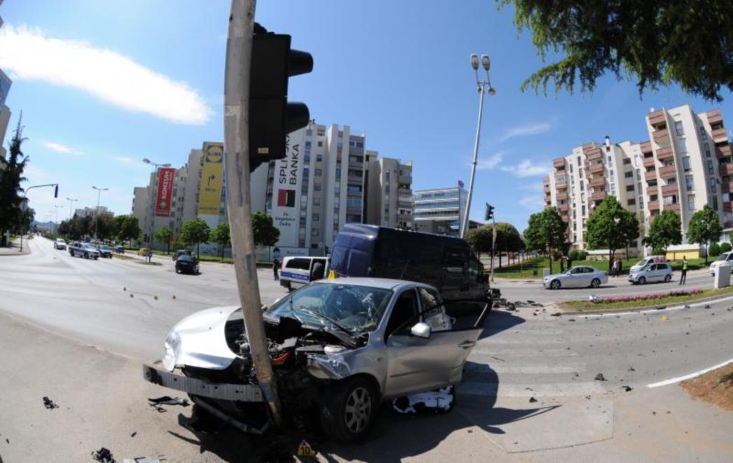 Teška nesreća u Zadru: Stup probio automobil