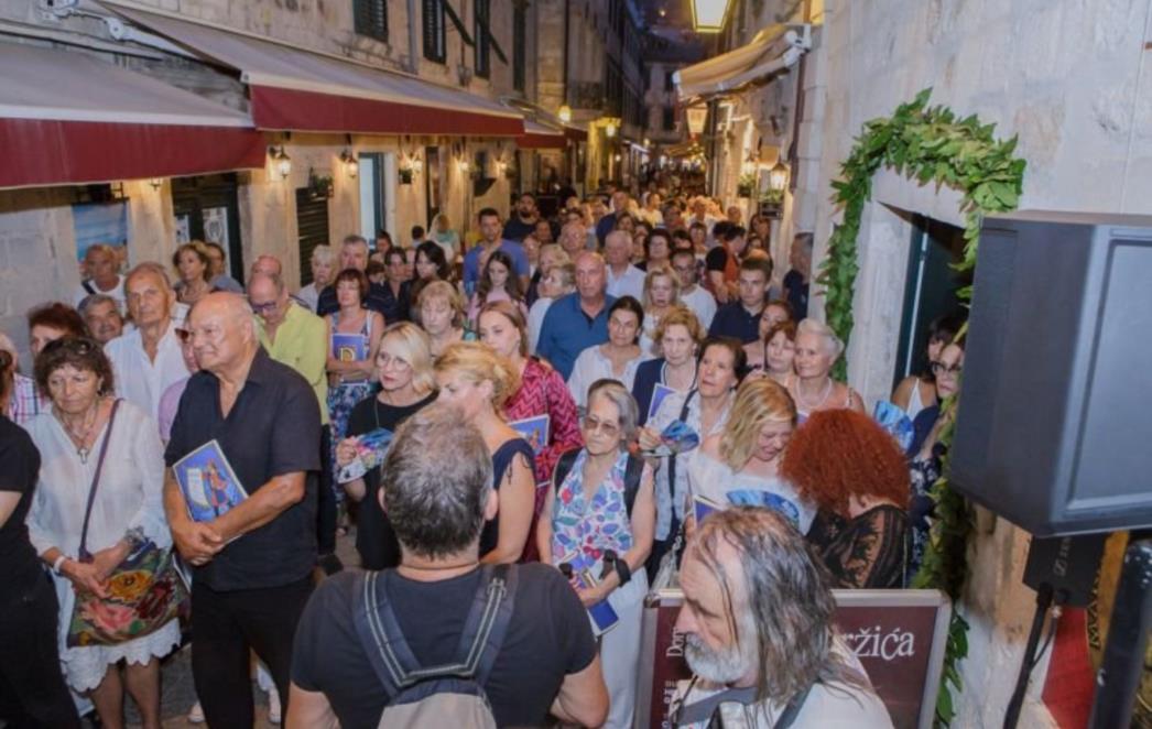 RAZGLEDAVANJE IZLOŽBE 'Marin Držić i Ivo Grbić: 70 godina zajedno na Dubrovačkim ljetnim igrama'