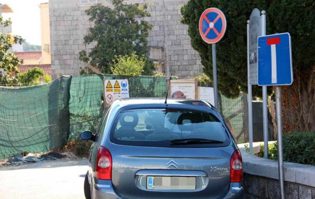 JUNAK  DANA: Parkirate li se ovako i u Sloveniji? (FOTO)