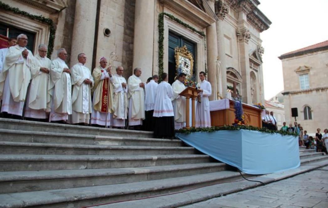 BLAGDAN VELIKE GOSPE: Svetom misom, procesijom i blagoslovom obilježen blagdan (FOTOGALERIJA)