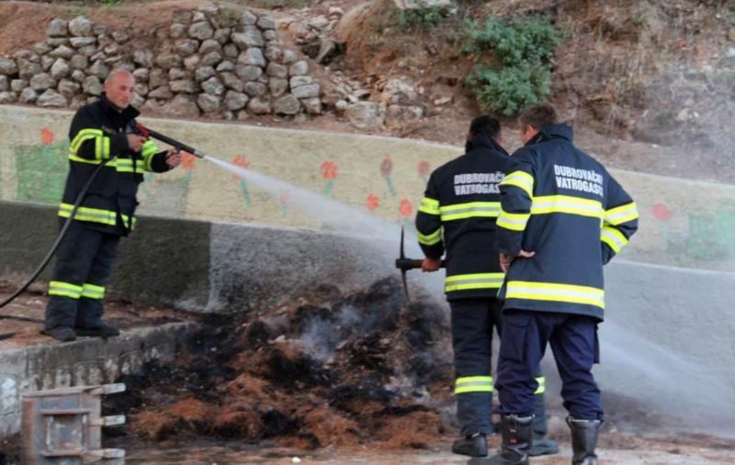 TRAGEDIJA NA KORČULI : U požaru obiteljske kuće smrtno stradala starija osoba   