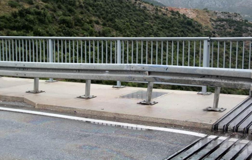 DUBROVNIK: Vozilom se zabio u zaštitnu ogradu na mostu 