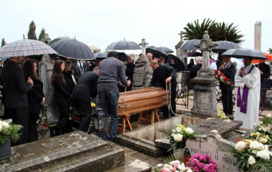 POSLJEDNJI  ISPRAĆAJ IVANE BURĐELEZ: Svojim djelom zadužila je generacije (FOTOGALERIJA)