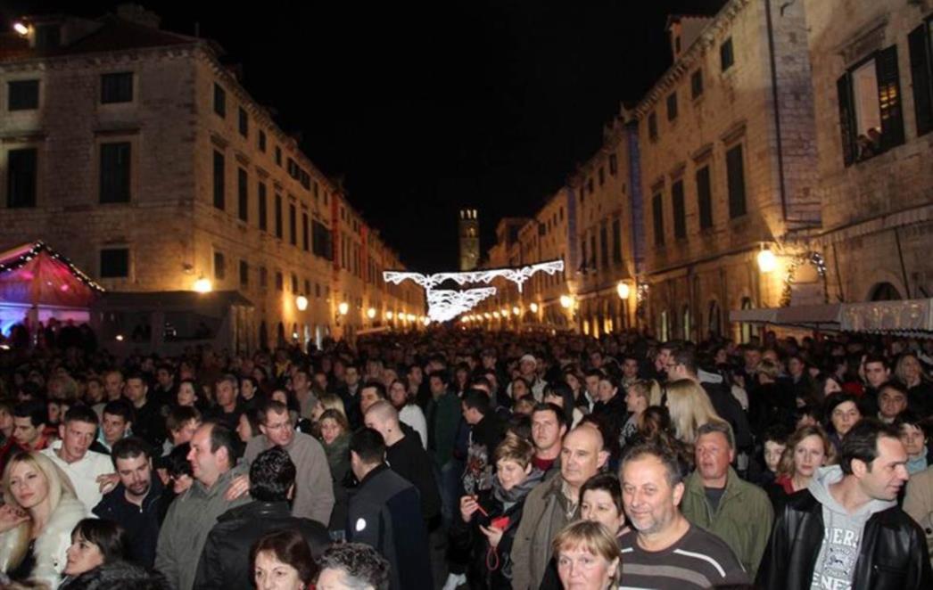 A NOVA JE JOŠ DALEKO: U Dubrovniku počelo novogodišnje ludilo (FOTOGALERIJA)