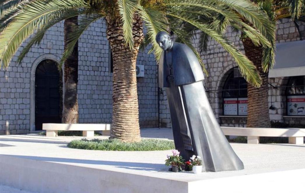 DUBROVNIKU NA SRAMOTU: Zašto je briga o spomeniku papi Ivanu Pavlu II pala u zaborav? (FOTOGALERIJA)