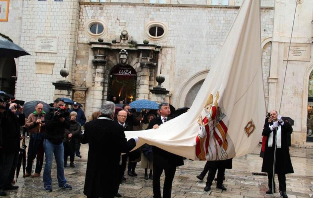 ZATVORENA FESTA:   Sveti Vlaho poškropio Dubrovčane (FOTOGALERIJA)