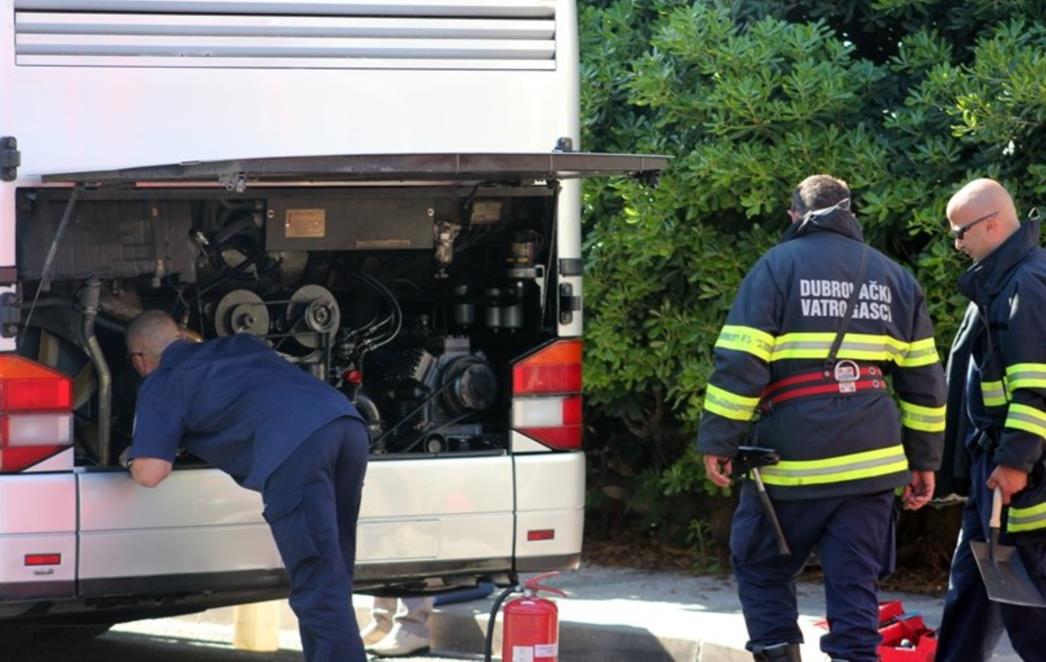 VATROGASCI U AKCIJI: Kraj Lera planuo autobus 