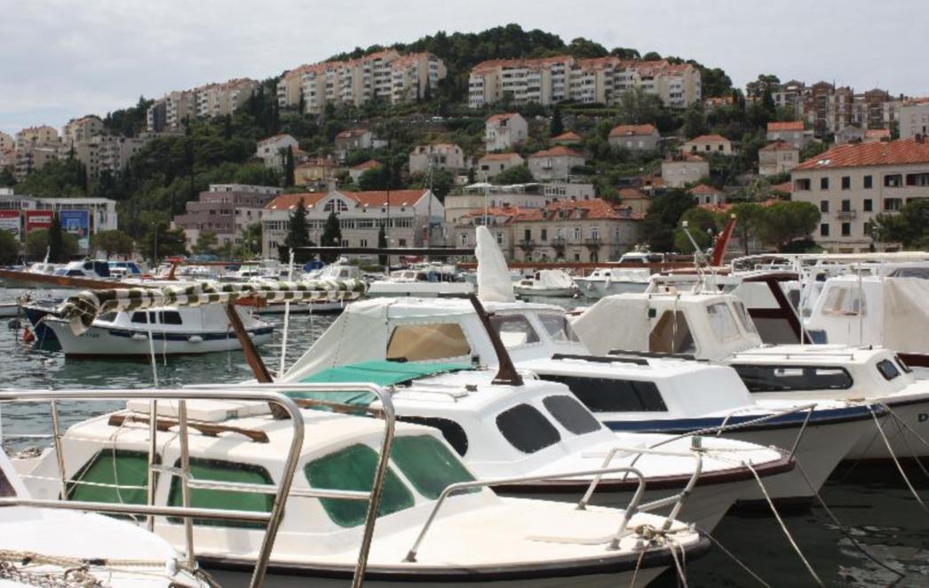 DUBROVNIK: Blokirana ulica Uz Batalu, promet preusmjeren preko Lapadske obale 
