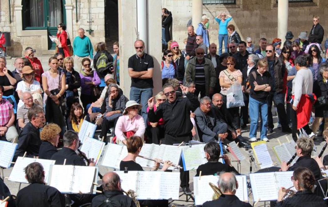 Francuski orkestar na Stradunu uveličao sunce poslije kiše (FOTO)