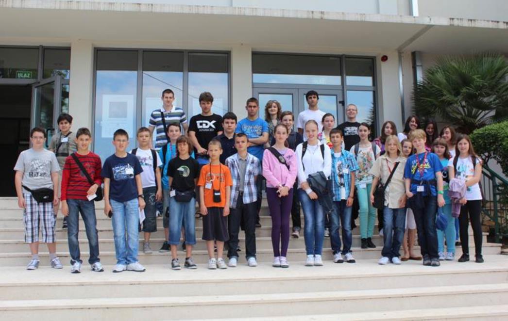 Najbolji učenici povijesti i geografije testiraju znanje u OŠ Ivana Gundulića (FOTO)