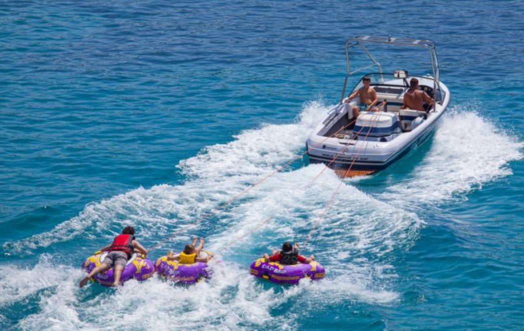 NEPODNOŠLJIVE VRUĆINE U DUBROVNIKU: Dok se neki hlade na fontanama sretniji uživaju u moru (FOTO)