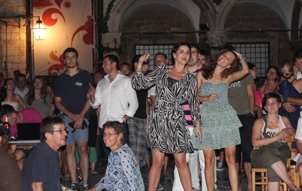 Gužva u kafićima i ulicama, ipak su Ljetne igre (FOTOGALERIJA)