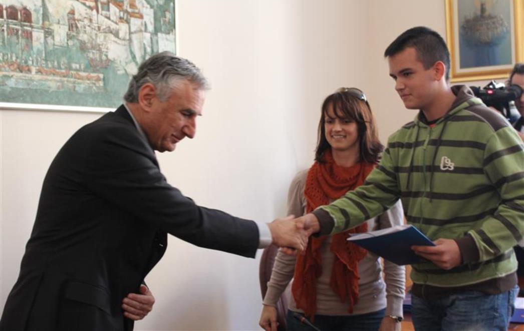 Dubrovačko-neretvanska županija nastavlja sa  stipendiranjem učenika i studenata 