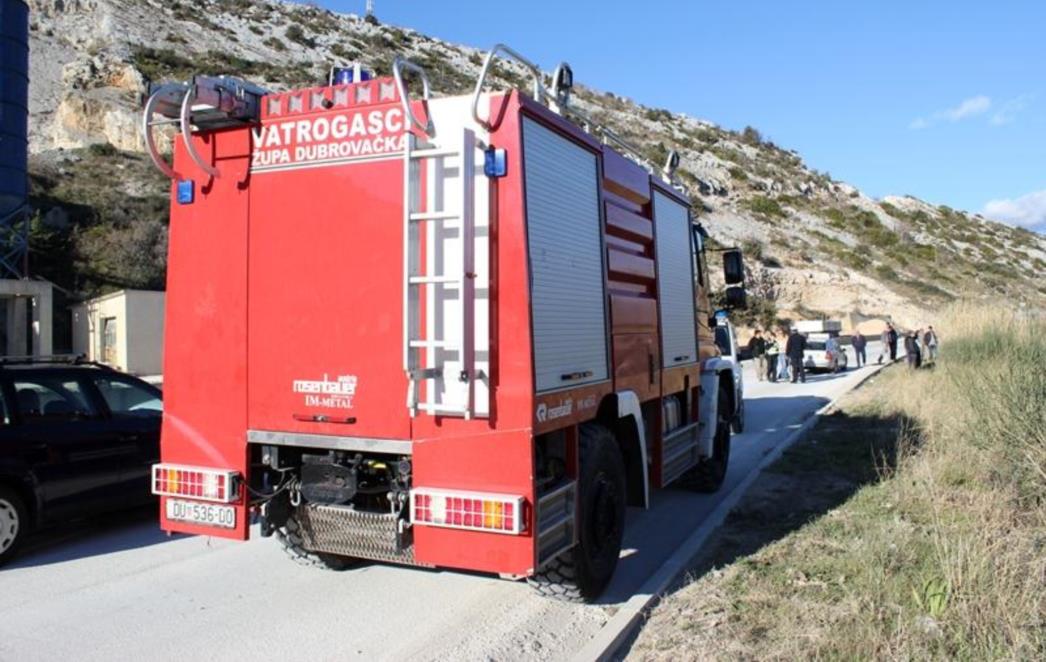 PROMETNA NESREĆA U BLIZINI DUBROVNIKA: Sudar KIA-e i Seata, intervenirali i vatrogasci  