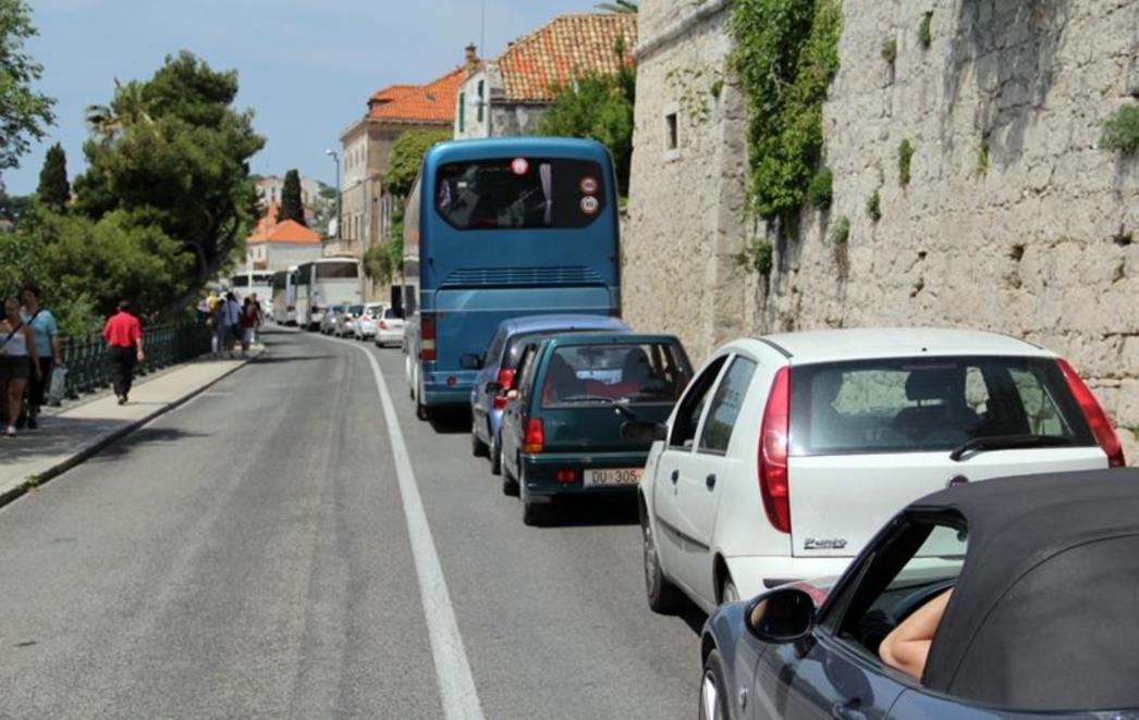 NI REKONSTRUKCIJE NE POMAŽU: Kolona duža od mandata (FOTOGALERIJA)