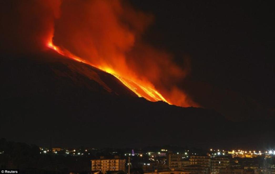 Etna izbacuje pepeo i lavu, zatvorena zračna luka