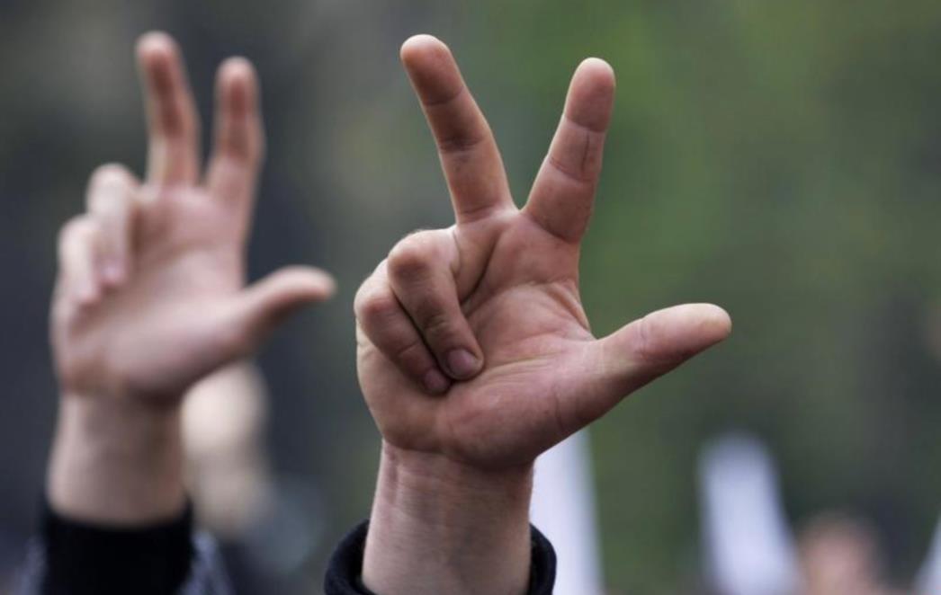 Mladi SDP-ovac, Mile Budak, Isus Krist i Janica Kostelić sankcionirani zbog pokazivanja tri prsta