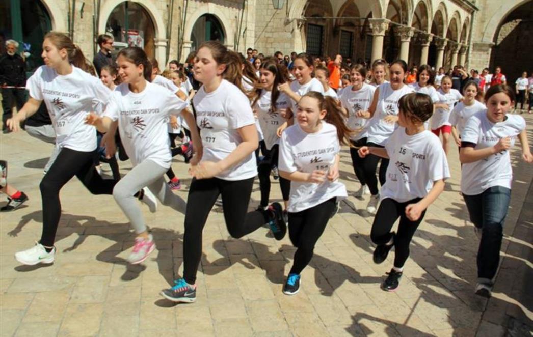 NEŠTO  DRUGAČIJE NA STRADUNU:  Sportski dan u Dubrovniku, uživale sve generacije (FOTOGALERIJA)