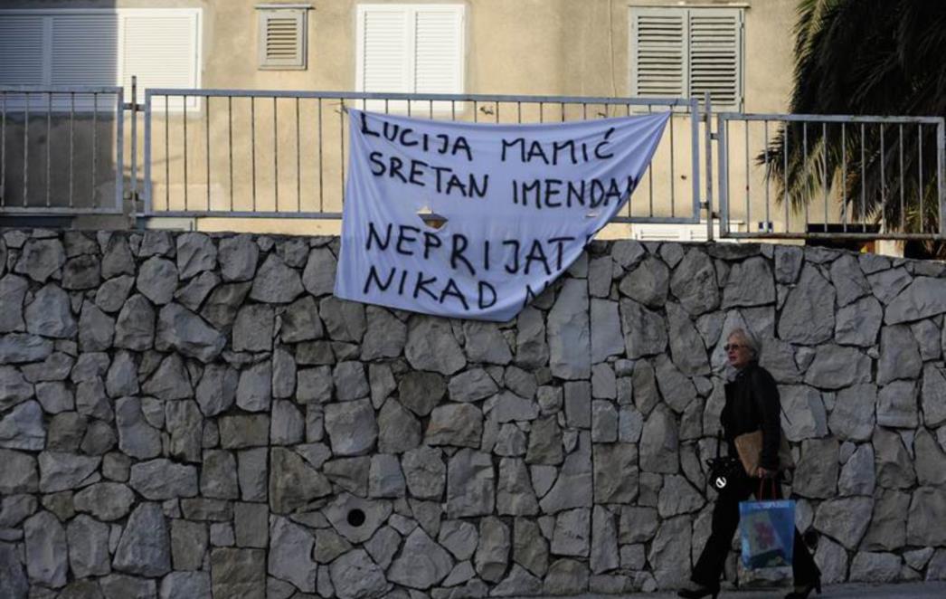 NEPRIJATELJ NIKAD NE SPAVA Osvanuo transparent s prijetećom porukom Mamićevoj kćeri