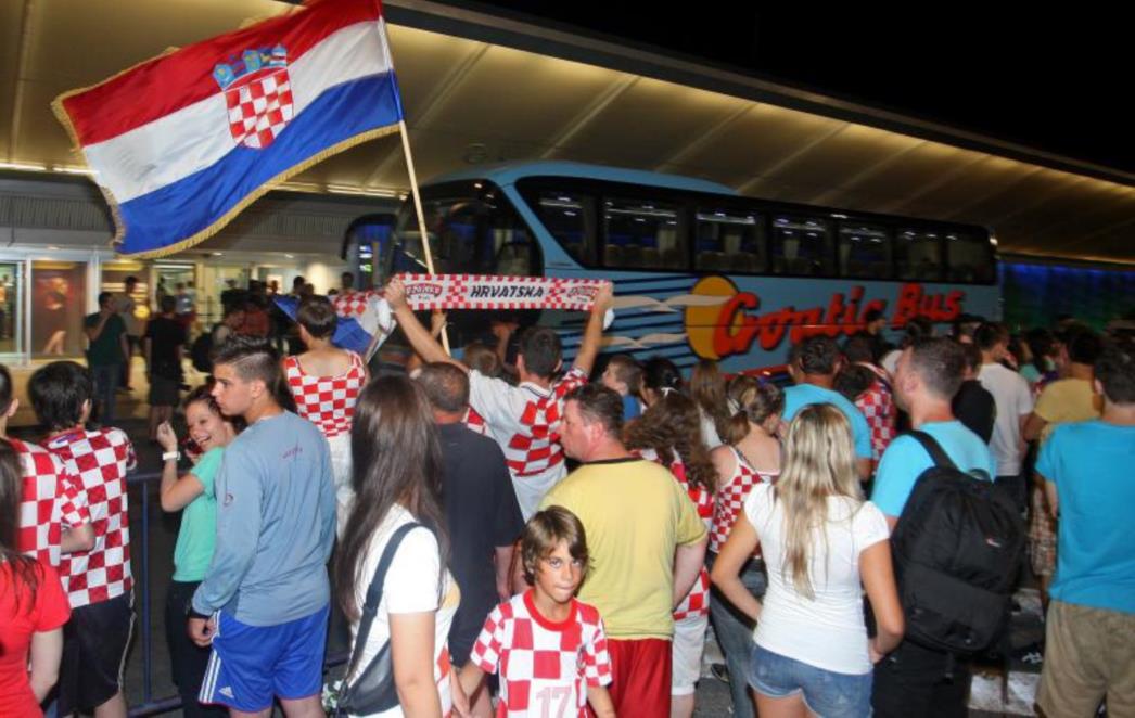 Navijači dočekali hrvatske reprezentativce: Ovacije Biliću! (FOTO)