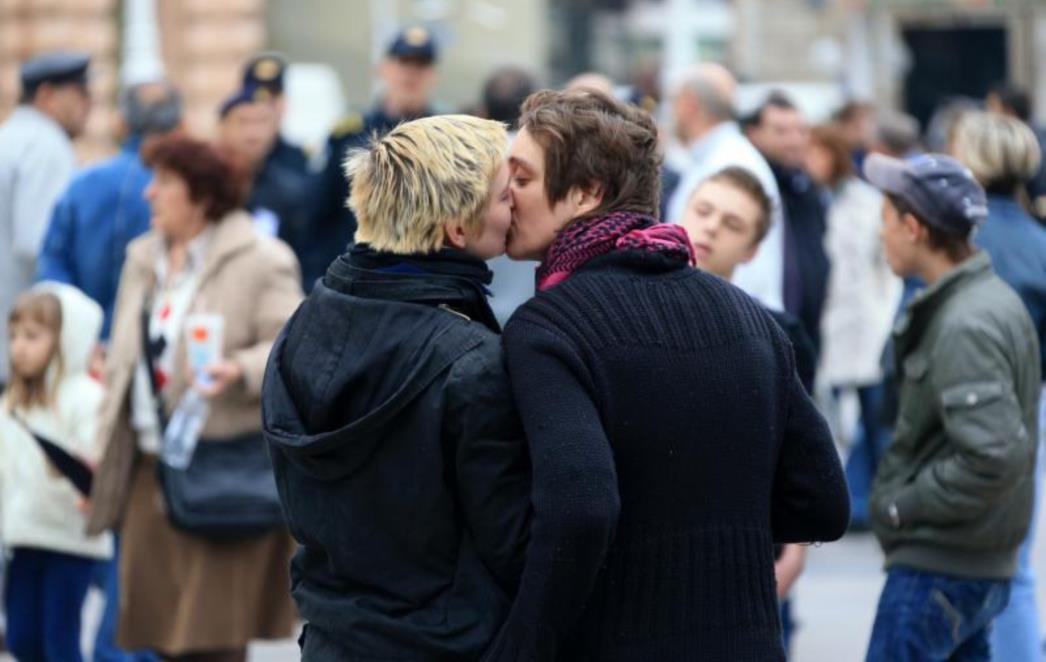 LEZBIJSKI ANTIFAŠIZAM: Dvije djevojke poljupcima se usprotivile fašizmu (FOTO)