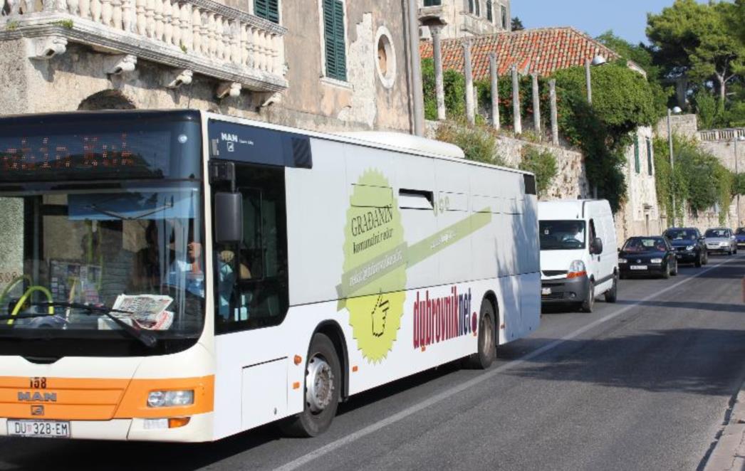 Autobus udario pješakinju ispred Sveučilišnog kampusa