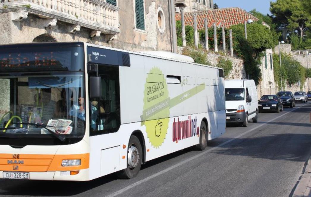 Sudar taksija i autobusa na Boninovu