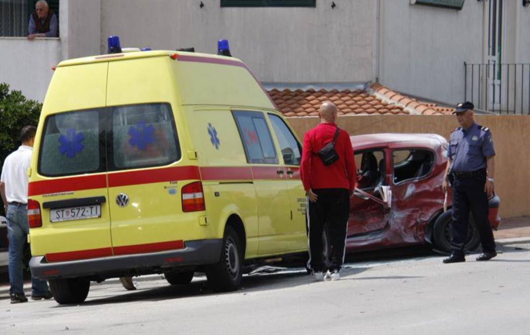 FOTO: Hitna pomoć prikovala automobil uza zid
