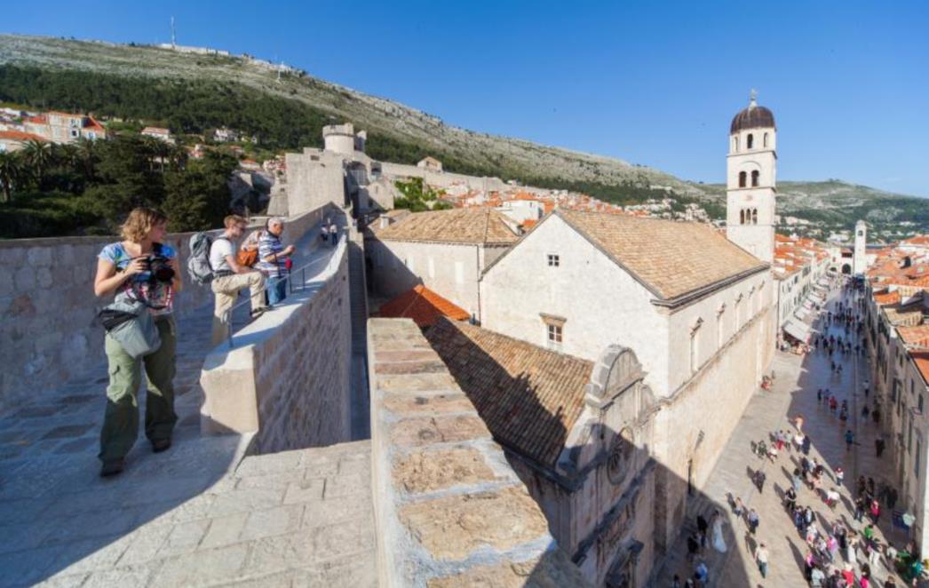 TRAGEDIJA U DUBROVNIKU: Žena preminula dok se penjala na zidine!