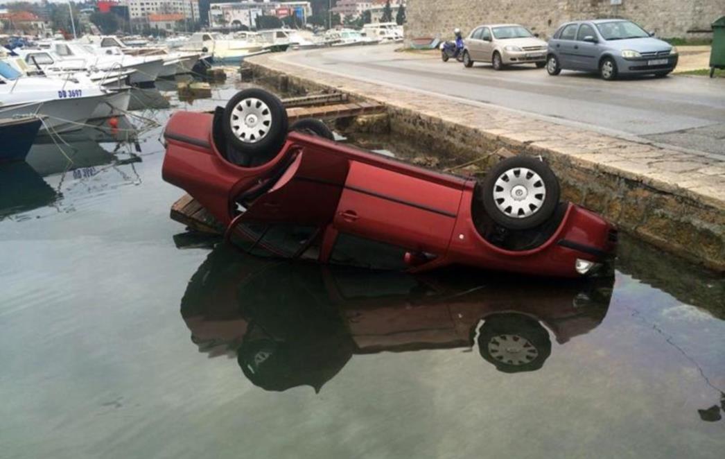 PROMETNA NESREĆA U DUBROVNIKU: Škodom uletjela u more (FOTO)
