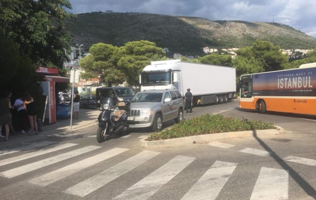 PROMETNA NA BATALI Sudarili se moped i automobil