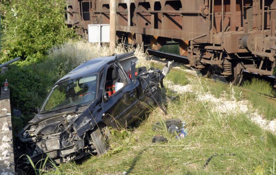 FOTO Metković: Teretni vlak se zabio u automobil